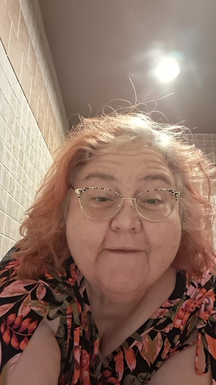 BBW nurse Vicki adventures with friends: Grote Schoonheidsverpleegster Vicki Danst En Stript in De Badkamer!