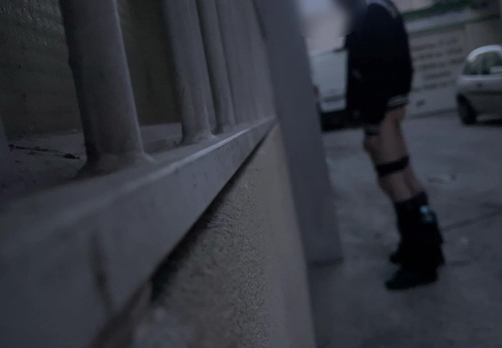 AmateurBoysPissing: 业余男孩在街上撒尿，一个尝试快速口交