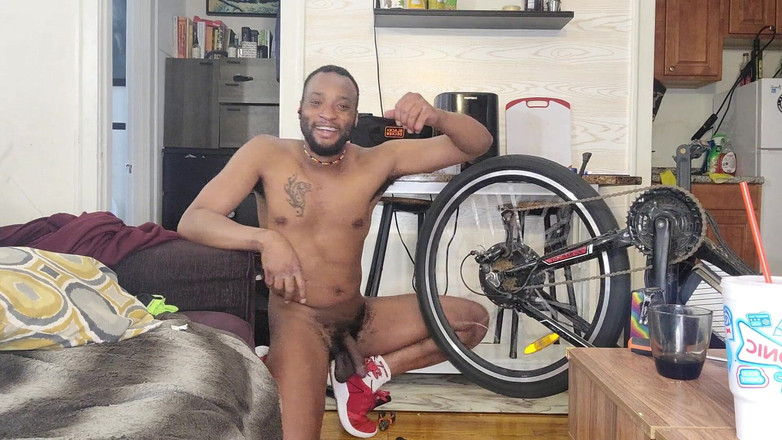 Kennie Jai: Kennie Jai macht eine nackte Fahrradreparatur. Schau zu, wie dieser...