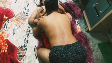 Manjushukla: Bhabhi India yang cantik dalam saree berwarna merah.