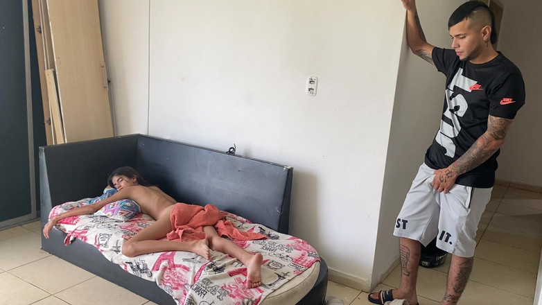 SaritaHott: Trovo la mia sorellastra a riposo e le colgo l'opportunità