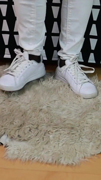 Sneakers bianche - jeans bianchi - calze nere dita dei piedi
