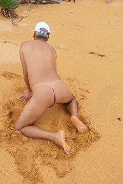 Ladysilvas: Ladysilva à poil sur la plage exhibe son cul bronzé avec...