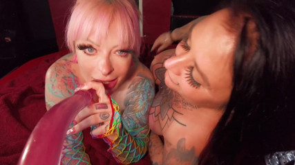 Cheyenne Rose 80: Chey ve Piggy ile dildo eğlencesi