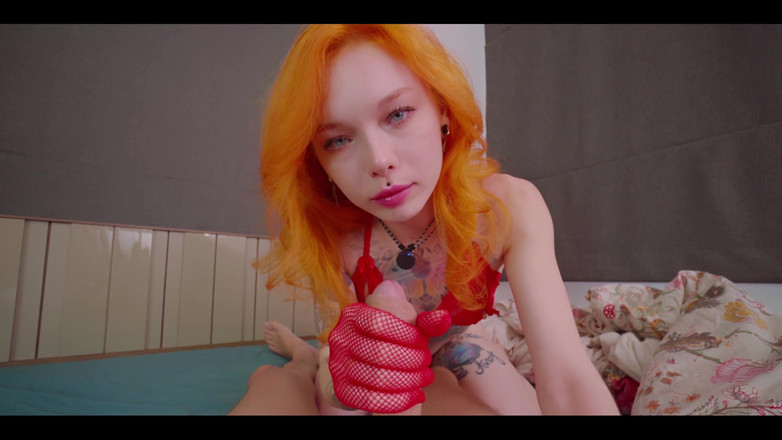 Karneli Bandi: Kırmızı dantelli kıvrımlarıma yapışıyor, kalçalar yavaşça hareket ediyor