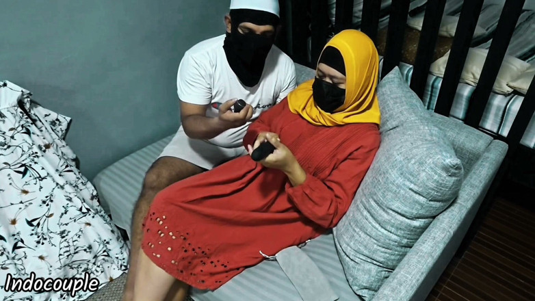 Indo Couple: Hadiah Kejutan Ulang Tahun Untuk Didlo Baru Pacar Dan Memek...