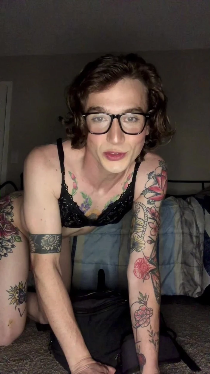 Tessa Rivers: Tessa Rivers, petite salope excitée, s’entraîne un peu dans le...