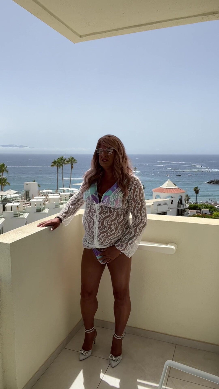 Kellycd2022: 业余 crossdresser Kellycd2022 性感熟女在假期穿着我的比基尼