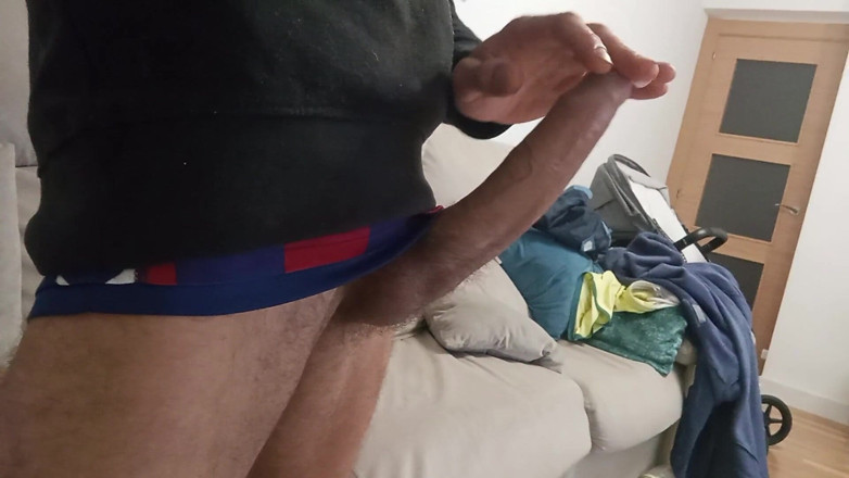 Elvissc: Cowok sange dengan kontol raksasa ini kembali latihan dan ngosongin...