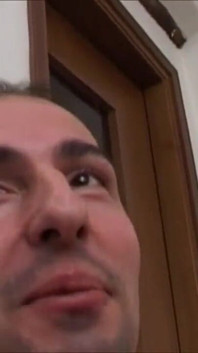 Une brune se fait baiser par deux bites bien dures