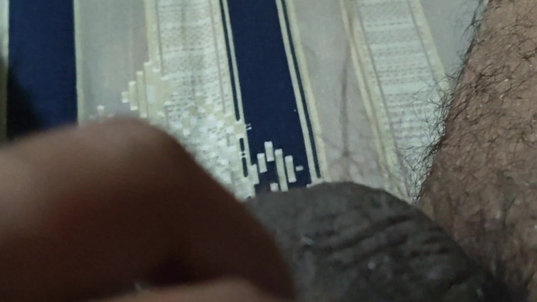 Hot Chilli 2025: Om simplu care încearcă să tare pula în cameră