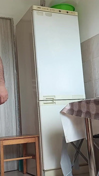 Un couple amateur s’amuse dans la cuisine