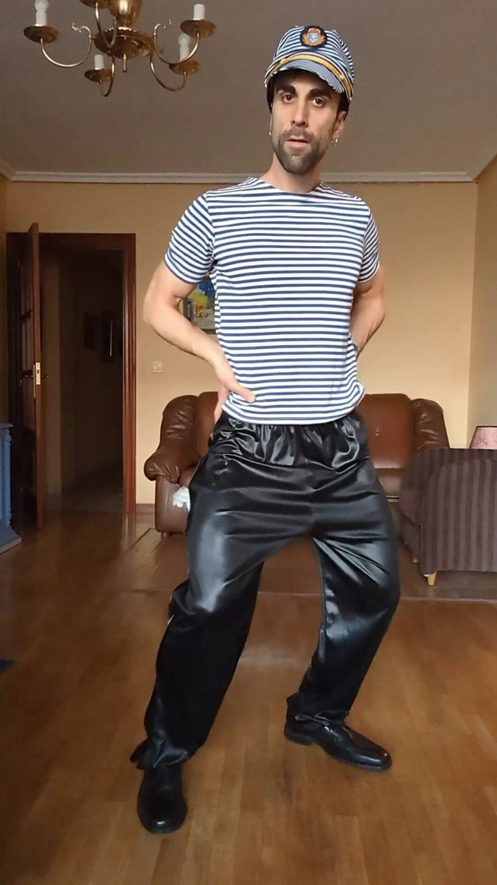 Zeus Ray: Ik maak een Streeptease, gekleed in een militaire jurk