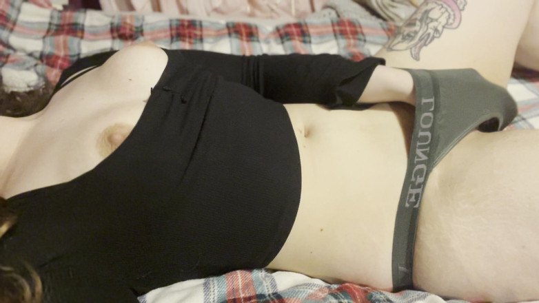 Naughty Vixen: Tření klitorisu přes promočené kalhotky