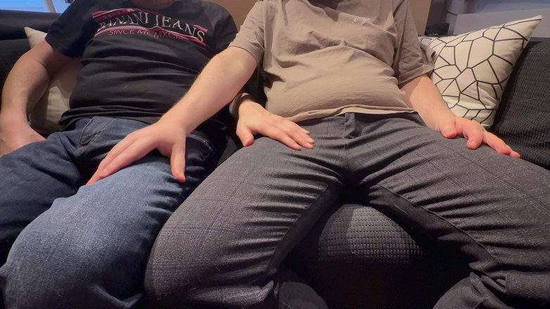 Wichskumpel: 2人の男がズボンから未割のチンコと睾丸を取り出して遊ぶ