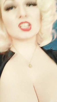 Video selfie in lattice con desideri di seduta sulla faccia. Arya Grander modella fetish e padrona.