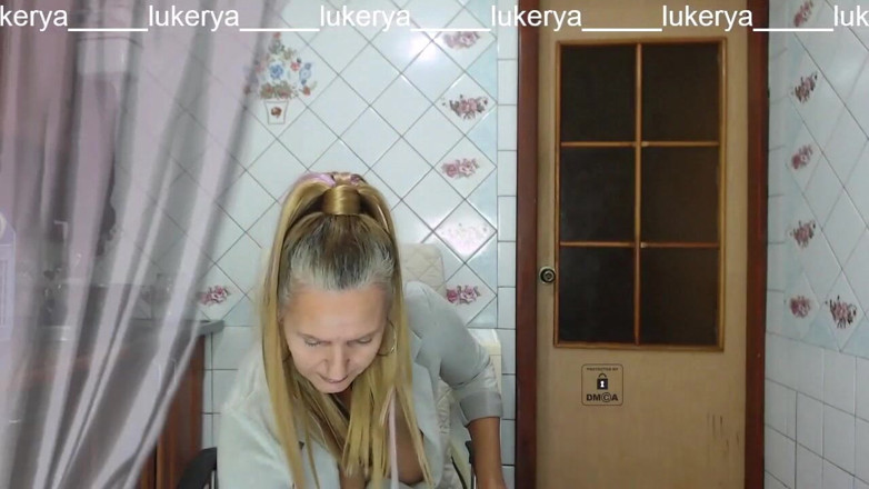 Lukerya: Bagaimana saya merakam video tentang mencuba seluar dalam yang berbeza