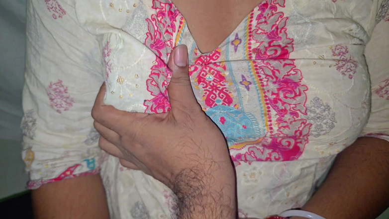 sweetpriya01: Me follé a la hermosa criada sola en la habitación...