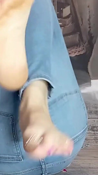 Lady Angela honí povzbuzení Blue Jeans a Toe Rings
