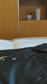 私の革のジャケットに射精パート5