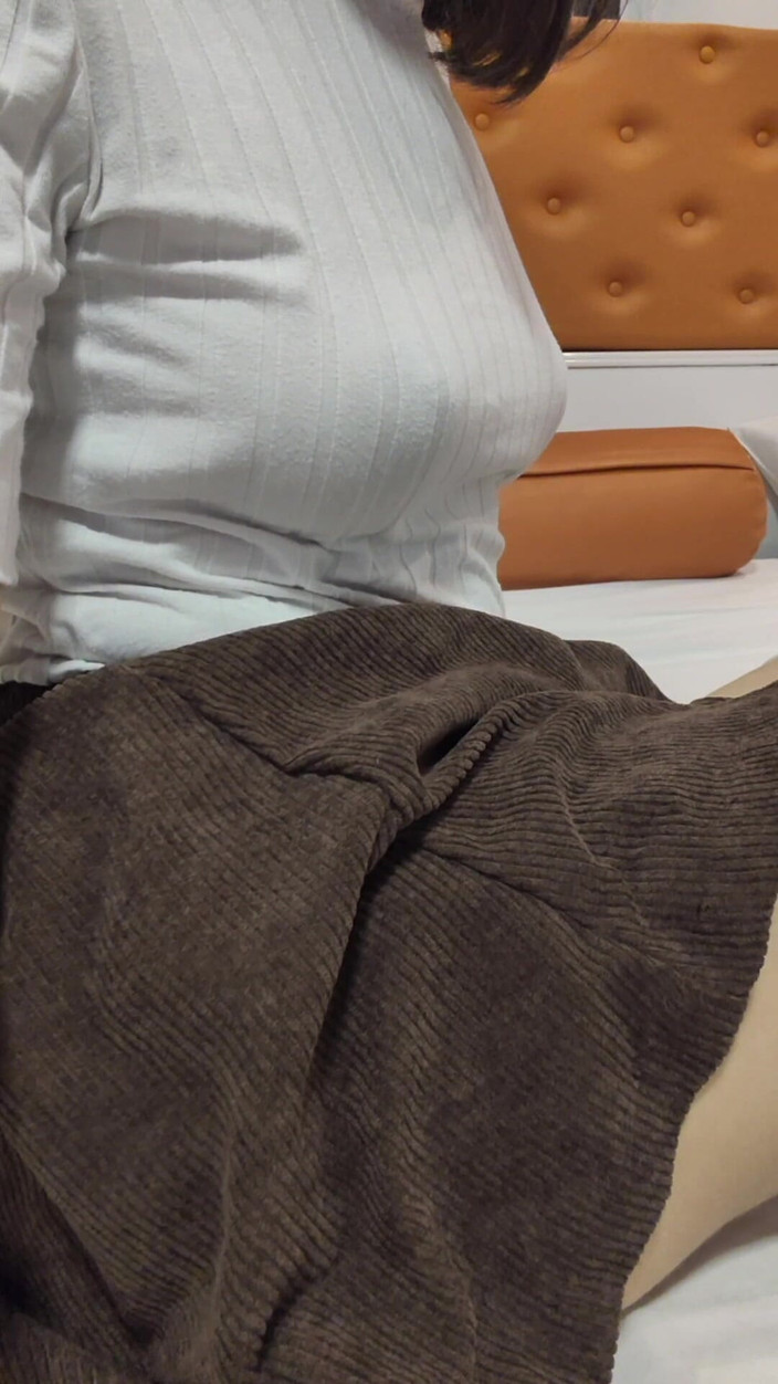 Alice Lima: Masturbazione laterale con un grosso dildo