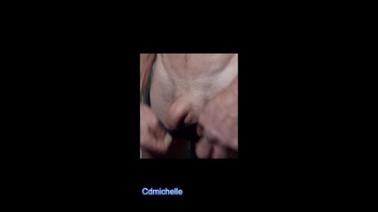 Crossdressers Cd Michelle wearing sexy lingerie: 女装者のミシェルは、洗濯室の床に落ちていた継娘のパンティを見つけ、試着しなければなりませんでした