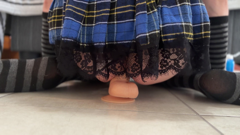 Kinky Princess: Chevaucher un gode dans une minijupe