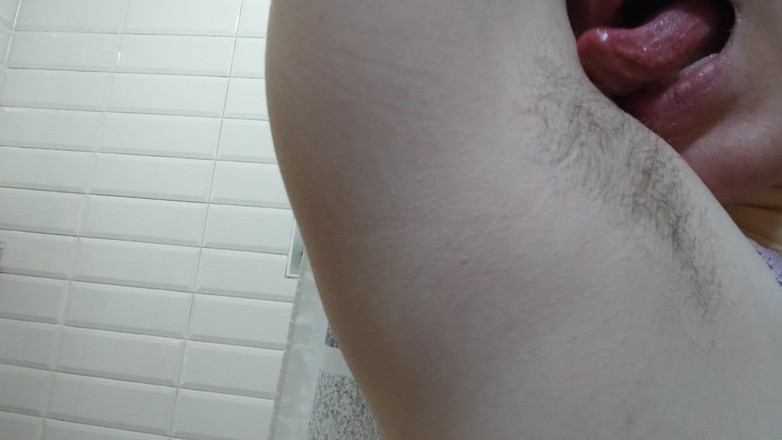 Risky Hairy Couple: 毛深い脇の下を舐める