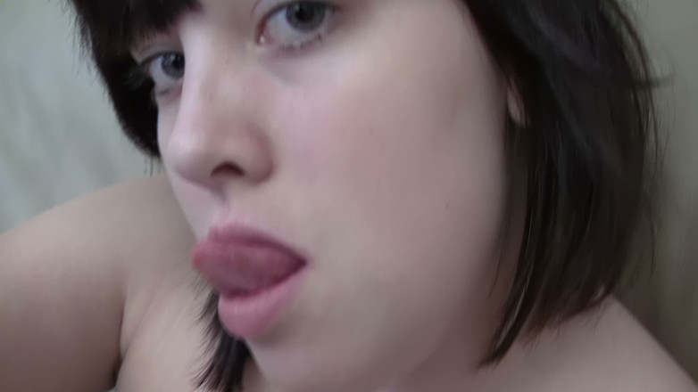 Self Love Top Solo Girls: Une amatrice pulpeuse avec des bangs - masturbation en selfie sur...