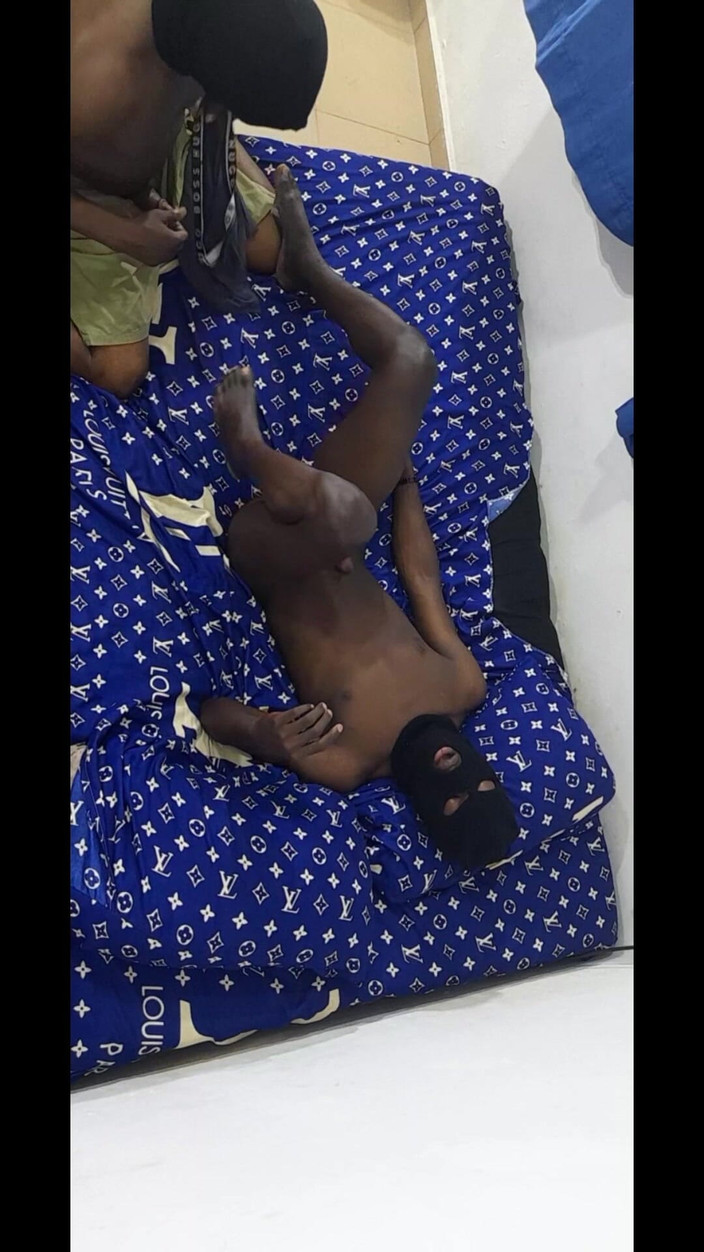 Enigmatic Buoy: Dark Skin Twink tar en Macho Man upp för ett...