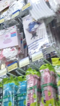 气球商店之旅欣赏巨大的气球，闪亮的乳胶和感官挑逗