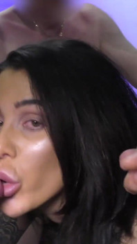 Uimitoarea Tatuată Alice Judge este futută în grup