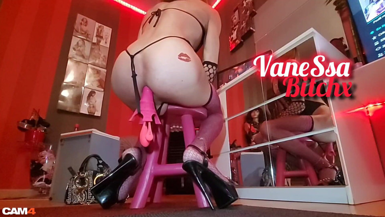VaneSsa BiTCHx: Miluju dojení téhle děvky. Bodystring, Eiffelova věž dildo do zadku....