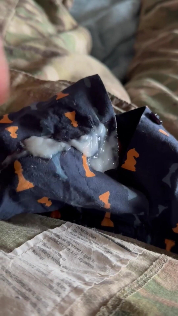 Gay Soldier Stuff: Legerspecialist trekt een dikke romige lading af na een week...
