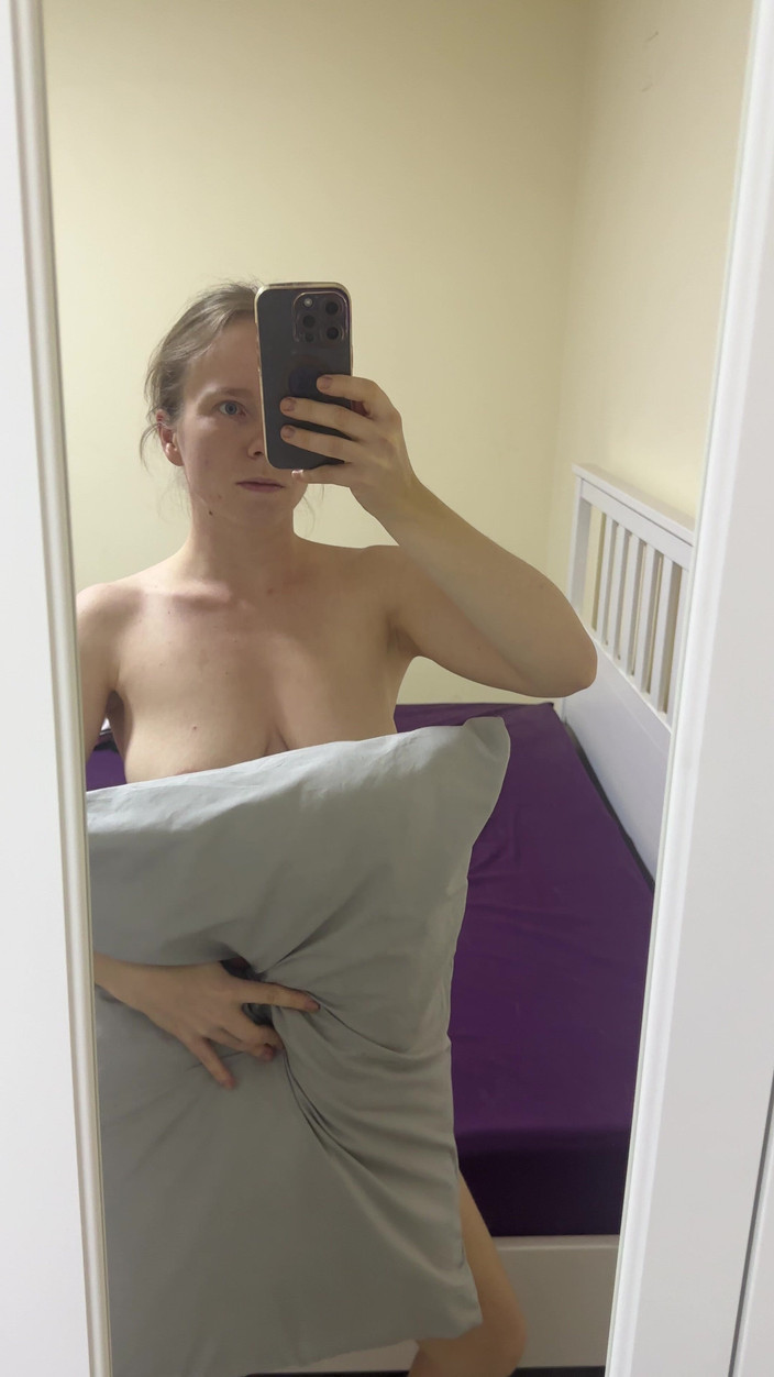 SweetLucy96: 吐口水在胸上