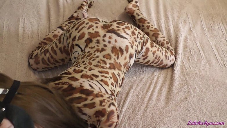 Laloka4you: Blowjob remaja batang besar dan footjob dalam kostum leopard - sudut...