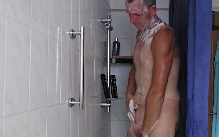 Chris_snoopy_91: Tomando banho depois de um dia de trabalho duro