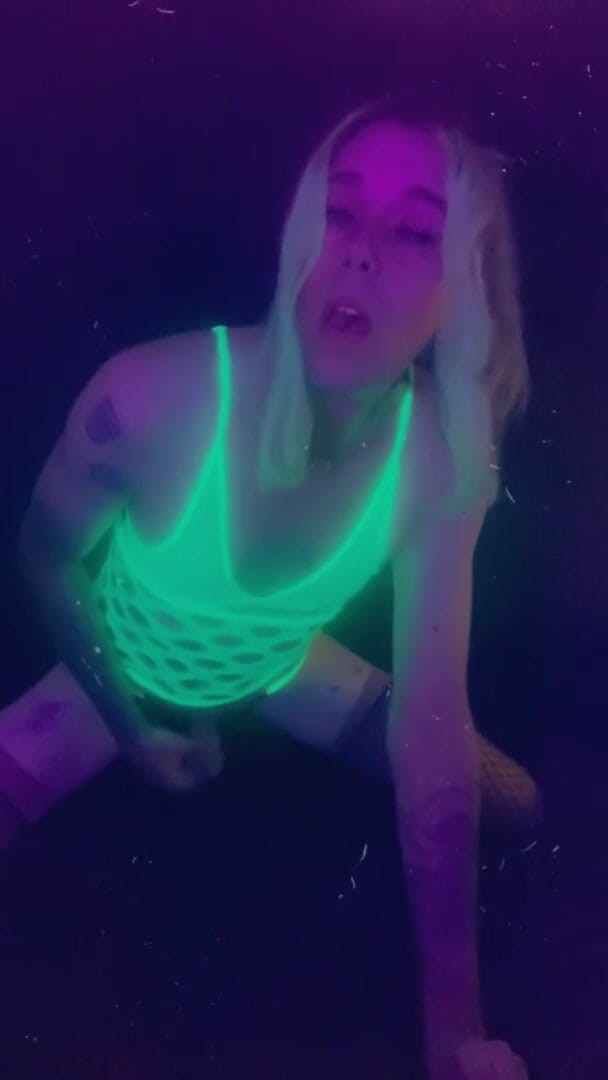 CarmenMelatonin: Sexy Party Gurl wants to be fucked