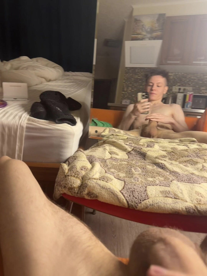 Morflot24: Cewek sange ini ngocok kontol pria ini di kamar asrama...