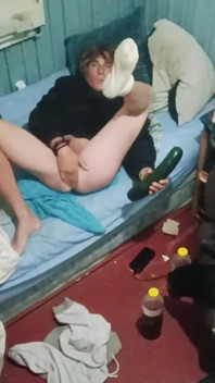 Mladý gay otevírá svůj zadek