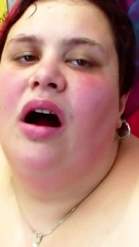 Milf extremadamente gorda con tetas caídas es follada duro por un chico flaco