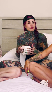 Три дівчини в безперервному чханні fit: Марс Соло, Inked2plz, Енді Уайлд