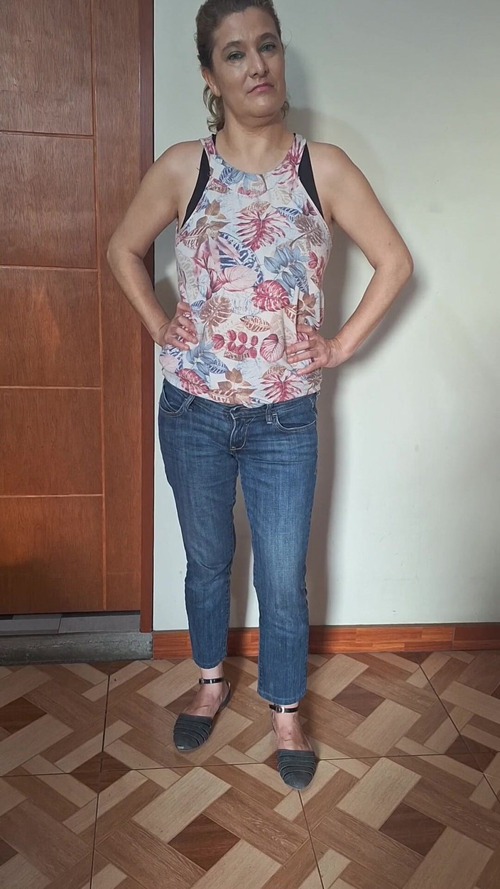 Agnes Swallow: Cette salope fait pipi dans son jean