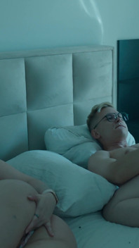 Safada Madrasta E Filha Flexy Esquentam Cama De Hotel Compartilhada Antes Do Enteado Se Juntar Para Gozada Interna