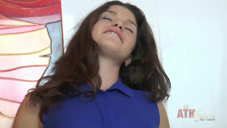 ATK Fans (Solo): Onanerar brunett tonåring Eva når orgasm i solo video