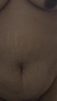 Bonita tia mostra corpo e remoção do cabelo da buceta parecendo muito bonito e muito grande peitos que eu não espero que seja muito louco