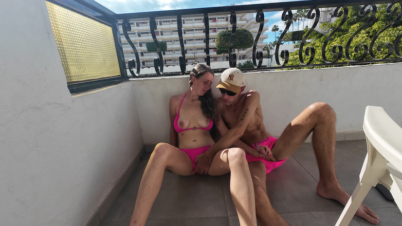 SkinnyWithAHugeDick: Stoute aanrakingen, harde neukpartij en een creampie-poesje