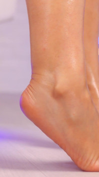 48. Awak akan nampak kaki cantik saya dalam minyak! Saya akan menunjukkan kepada anda bagaimana saya menggesel minyak ke dalam peha dan kaki saya. Menikmati! *4k 60 Fps