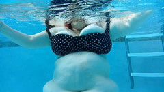 BBW nurse Vicki adventures with friends: Kijk Naar BBW-verpleegster Vicki Oefening in Het Zwembad Met Onderwatercamera,...