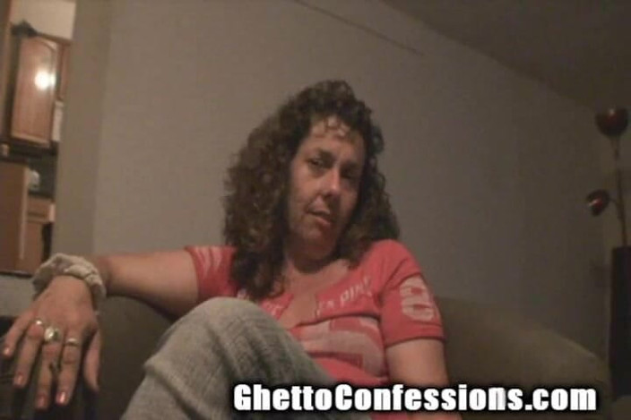 Ghetto Confessions: Böse glückliche hure schmeißt alte männer weg, lutscht schwanz für...